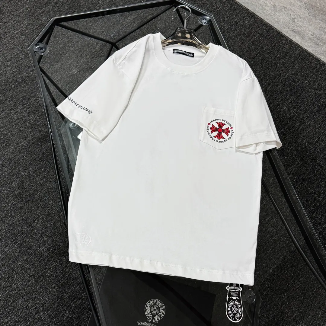 P170 Chrome Hearts 25 high-end versions. The fabric is made of 300 grams of high-density pure cotton. It does not deform or shrink. It has three labels. It is the same style for men and women. Technology: suede foaming + digital printing. Color: white, black. SIZE: S-XL.
